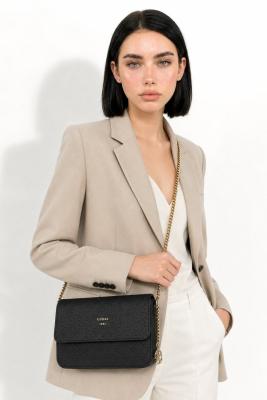 Guess Noelle Bej Siyah Monogram Logolu Zincir Askılı Flap Çanta VLT-465 Siyah